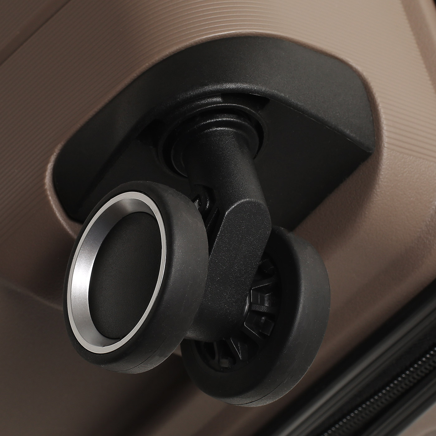 Чемодан средний M из полипропилена Sun Voyage Elite