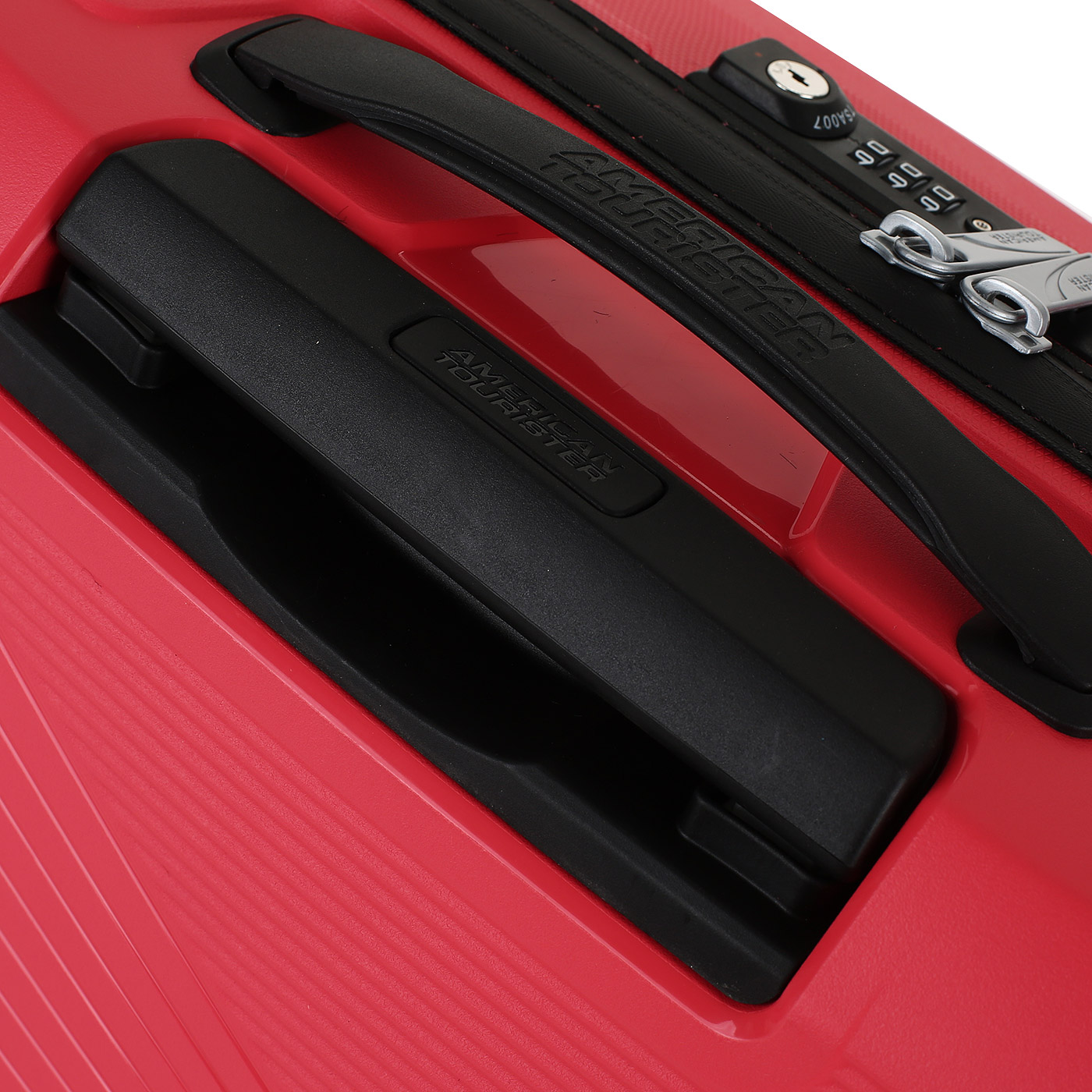 Чемодан для ручной клади из полипропилена с кодовым замком American Tourister Airconic