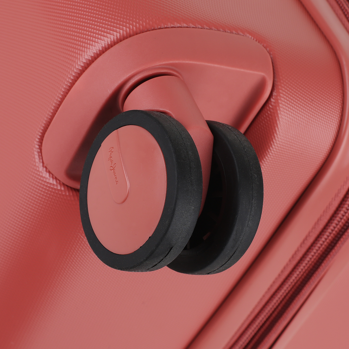 Чемодан средний M из ABS-пластика Pepe Jeans London Highlight