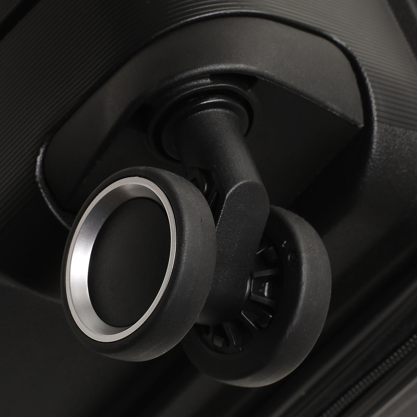 Чемодан средний M из полипропилена Sun Voyage Elite